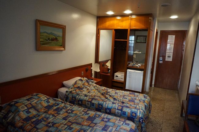 １５時　リオデジャネイロ到着。<br />空港からはタクシー(チップ込みUS＄２５)で、予約したコパカバーナ・ビーチのOCEANO COPACABANA HOTEL(朝食込みで約１３０００円／１泊)に向かいます。ここに２泊します。<br /><br />