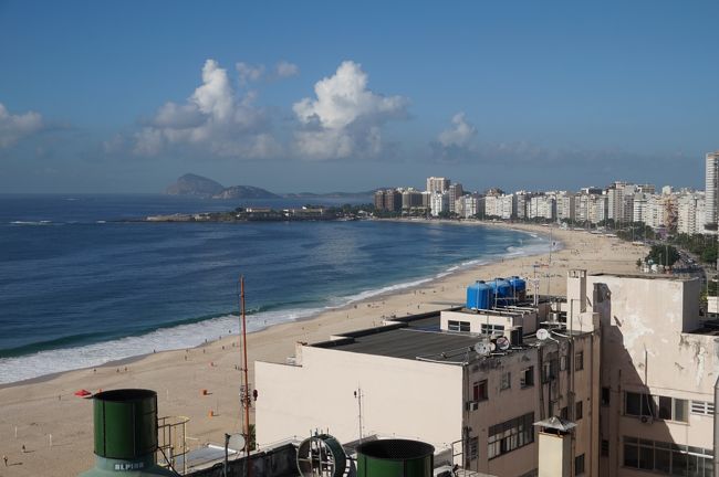 ホテルは、コパカバーナ・ビーチの通りには面していませんが、ビーチまでは徒歩で数分、ホテルの屋上からはビーチが見えています。