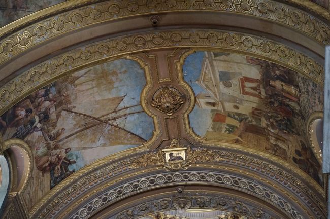 教会の天井を覆うこのテンペラ画が見ものとのこと。宗教画とは少し違った感じの建物等が描かれています。
