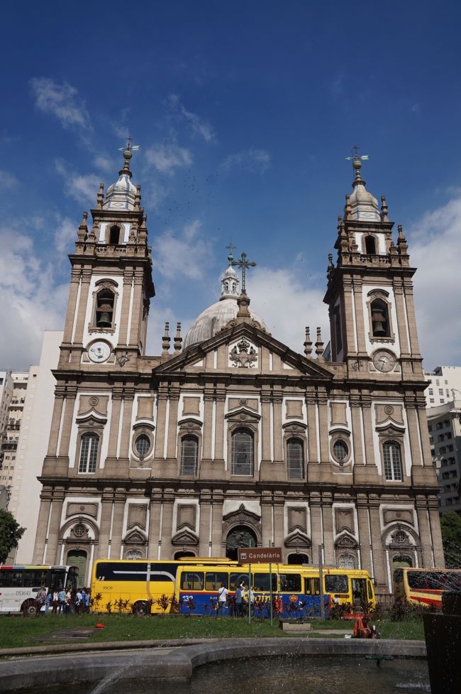 旧市街の中心、地下鉄ウルグアイアナ駅で下車。<br />そこから大きな通りを歩いて１５分、カンデラリア教会に来ました。<br />リオにおける最初の教会で１６３０年の創建。<br />１９９３年７月、警察によるストリートチルドレンの虐殺事件「カンデラリア虐殺」は、この教会で起こりました(地球の歩き方)。