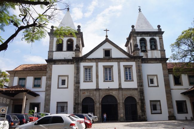 市街地を１０分程歩き、丘の上に佇むサン・ベント修道院に来ました。途中、丘に登る道が分からず、ガードマンに訪ねると、ビルの中のエレベータで５階まで行き、そのまま進めば行けるヨ・・と教えてもらいます。その指示通り進むと、ビルの屋上が修道院前のテラスに直結していて楽々到着しました。<br />　この修道院は、１６３３年に創建されたバロック様式の豪華な内装が売りです。２０１５年３月現在、内部は一部修復中でした。