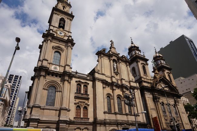 再び市街地に戻り、ノツサ・セニョーラ・ド・カルモ教会に来ました。大きな通りに面しています。１７７０年創建で、後で訪れるメトロポリターナが１９７６年にできるまでは、リオの大聖堂でした。