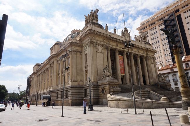 教会から道路を隔てた１１月１５日広場に隣接するチラデンチス宮殿に来ました。 州議会として現在も使われている荘厳な建物です。