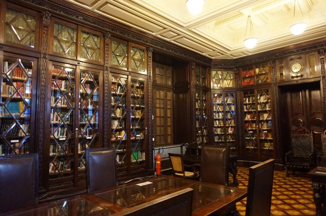 議員のための立派な図書室。訪れたときは誰もいませんでしたが、一般市民にも開放されています。