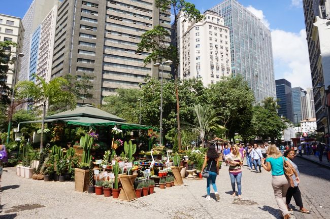 広場に出てきました。ここにも露店が並んでいます。観光客相手というより、市民の皆さんがお客さんのようです。