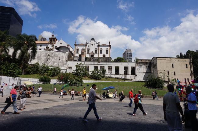 地下鉄カリオカ駅前の広場。奥の小高い丘上にサント・アントニオ修道院が見えています。