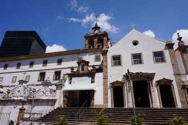 サント・アントニオ修道院。<br /><br />入口にいた案内の女性によれば、ここは、理想の結婚相手が見つけられるという御利益がある修道院で、年間を通じてそれを願う多くの男女が訪れているとのことでした。