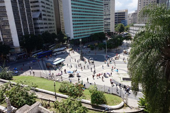 広場脇の階段を登って修道院前のテラスから地下鉄の駅前広場を見下ろしています。この付近は、旧市街と言っても高層ビルが並ぶオフィス街です。