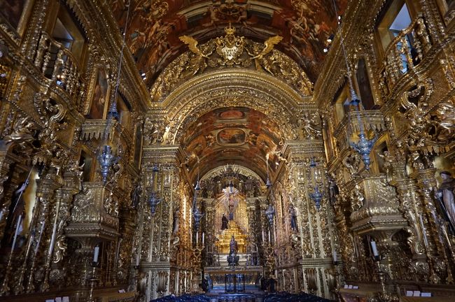 教会の中に入ります(教会隣の小さな宗教美術館と込みで１レアル)。<br /><br />４００Kgもの黄金を使ったという豪華な内装に圧倒されます。