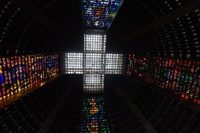 天井の中央に十字架のステンドグラスがあります。