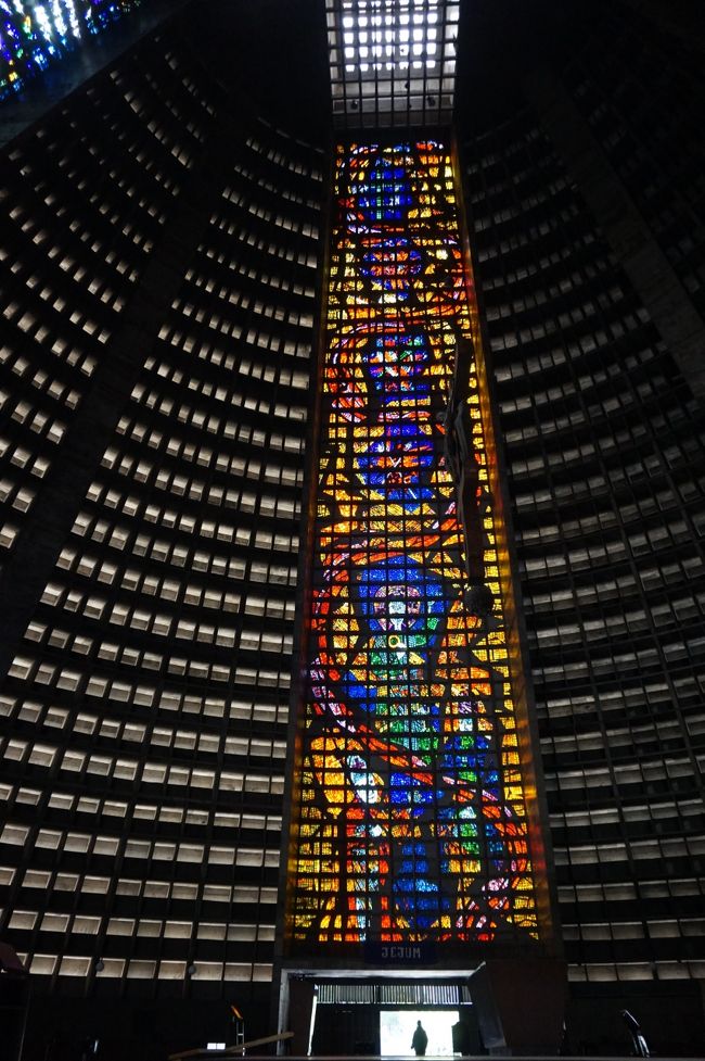 教会の中に入ります(無料)。<br /><br />おお〜巨大なァ空間・・・高さは８０m、床の直径は１０６m、２万人が収容可能。<br /><br />天井まで延びた大きなステンドグラスの輝きを眺めていると、ここが教会であることを忘れてしまいます。
