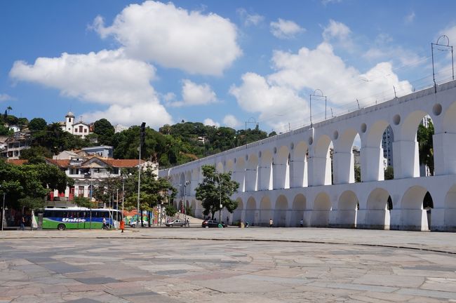 教会の裏手の小道を進むと、白亜の水道橋が現れます。<br />これは１７５０年に建設された二重アーチを持つカリオカ水道橋。リオで生まれ育ったリオっ子のことを、「カリオカ」と呼んでいますので、リオっ子橋・・・ということかな。<br /><br />現在は水道橋としての役目を終えています。その後、路面電車が走る高架橋としても使われていたようですが、２０１５年３月現在、電車は走っていませんでした。