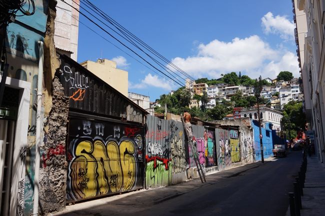 カリオカ水道橋前の広場を抜けてラパ地区に来ました。<br />ホテルのフロントのお兄さんの情報では、以前は治安が悪くて危険と言われた地域ですが、最近は改善されたので昼間の時間であれば大丈夫とのことで訪れてみました。<br /><br />派手なペインティングがなされた通りを警戒しながら、その先にあるセラロンの階段に向かいます。