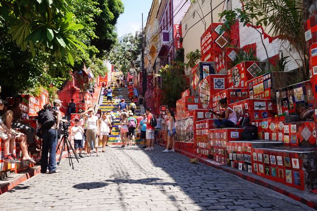 エスカダリア・セラロンに来ました。観光名所というだけあって、大勢の観光客で賑わっています。