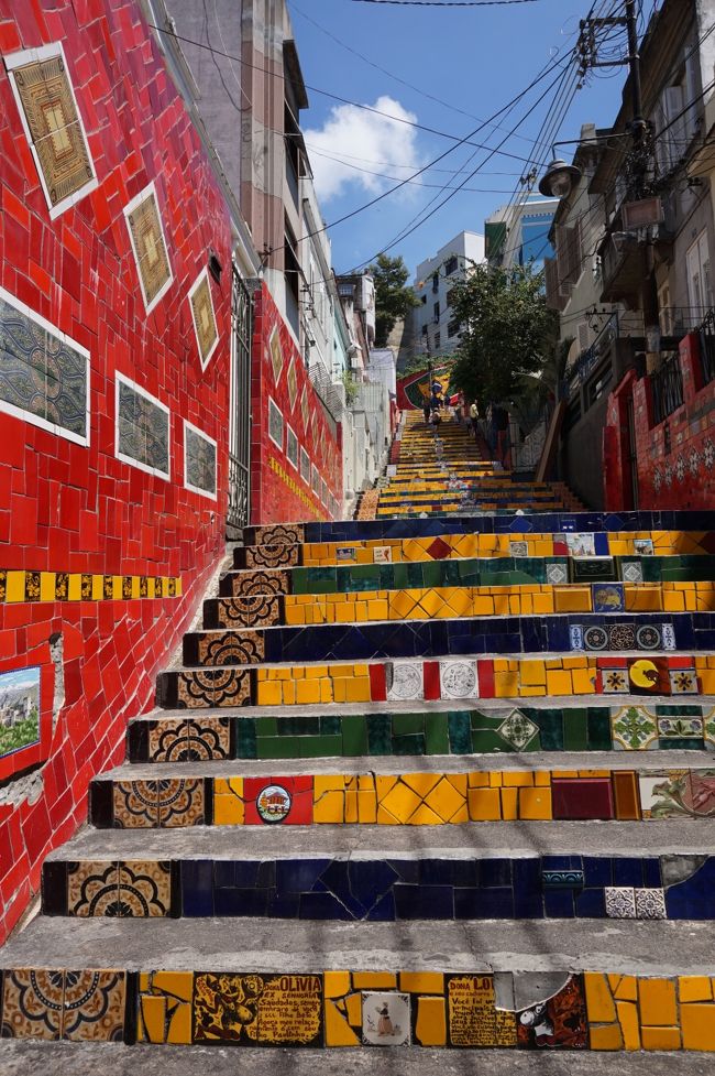チリ人のセラロンさんが２０年以上の歳月をかけ、世界中から集めたカラフルなタイルを貼り付けて仕上げた芸術的な階段です。