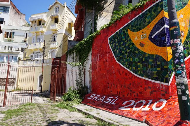 階段上まで登ってきました。<br />階段先の道路は住宅街につながっていますが、道路はフェンスで仕切られていますので、夜間は通行禁止になるのでしょうか。<br />　<br />この周辺は治安が良くないことには変わりが無い様です。訪れる方は充分気をつけて下さい。