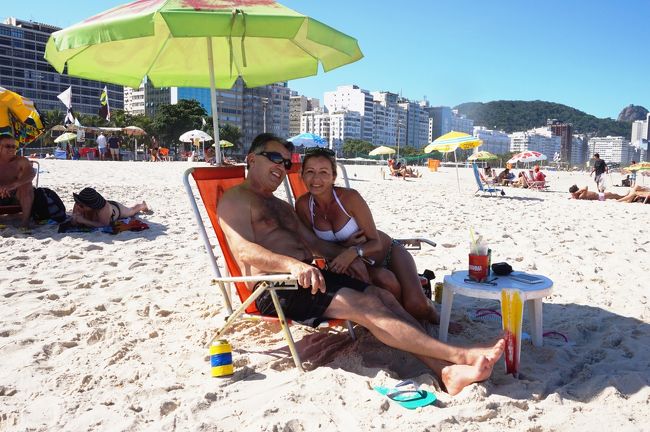 ビーチで出会った素敵な御夫婦(了解を得て掲載)。自宅はビーチに面したアパートメントで、時間があればここに来てお茶するの♪・・ですって。羨まし〜い。自宅から持参したというサーモスに入れてあったブラジル・コヒーを頂きました。<br />