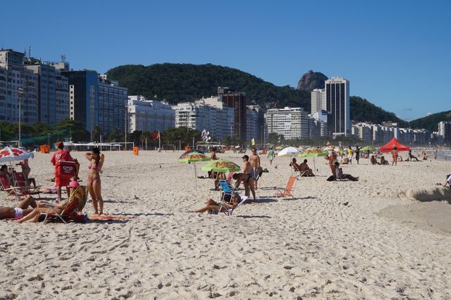 １５時　地下鉄でホテルまで戻ります。<br /><br />ホテルに近いレストランで遅めのランチ。その後、コパカバーナ・ビーチを散策します。