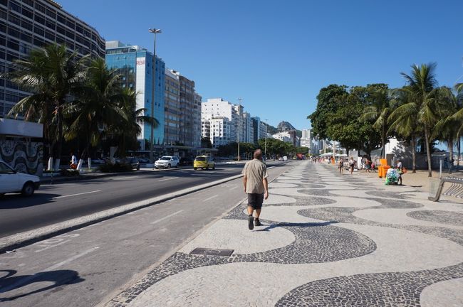 モザイクが施された歩道とその隣、自転車道がビーチ沿いに延びています。夜間は治安が悪くなるようですが、昼間は素敵な散歩道です。<br /><br />１６時　ホテルでタクシーを呼んでもらい空港に向かいます。<br />リオ２０時発　マイアミ、アトランタ経由　３月２７日　１５時成田着。<br /><br />リオはブラジル有数の観光地だけあって、ホテルやレストランの人、学生さんらとは、大体英語が通じました。天真爛漫なリオの人々との出会いや、美しい景観と歴史的な建物等に触れることができた有意義な街歩きでした。