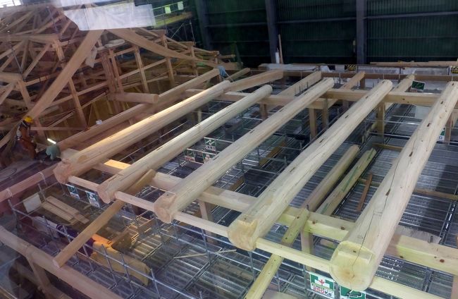 太い欅の木です<br /><br />屋根の部分