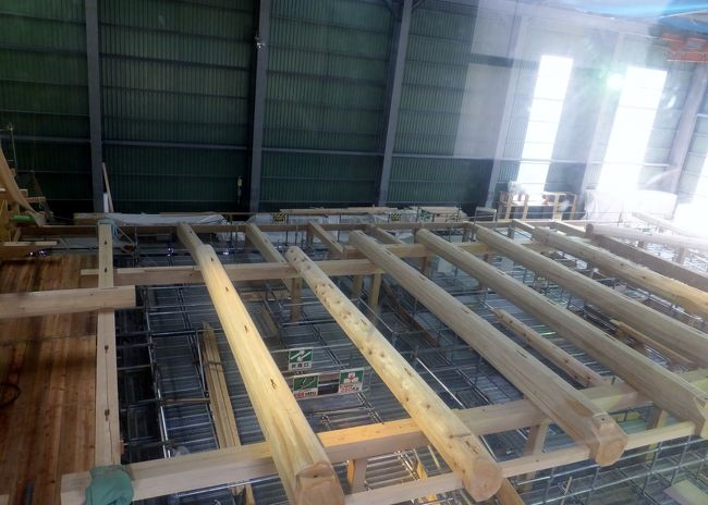 太い欅の木が何本も使われています