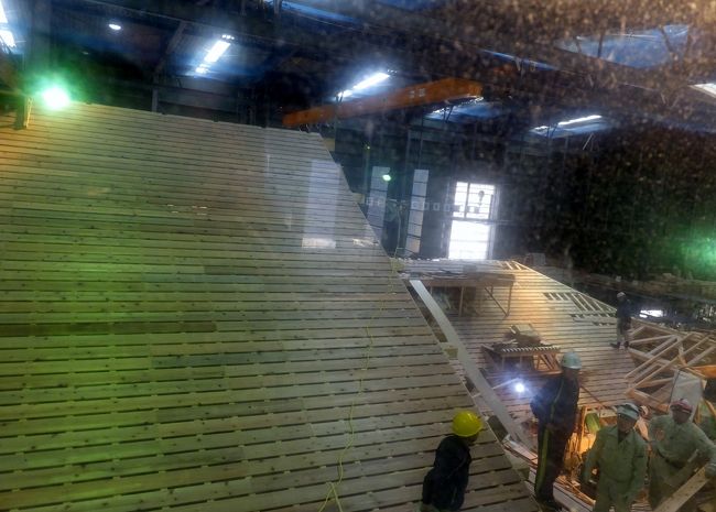 屋根に板を張り終えたところもあります