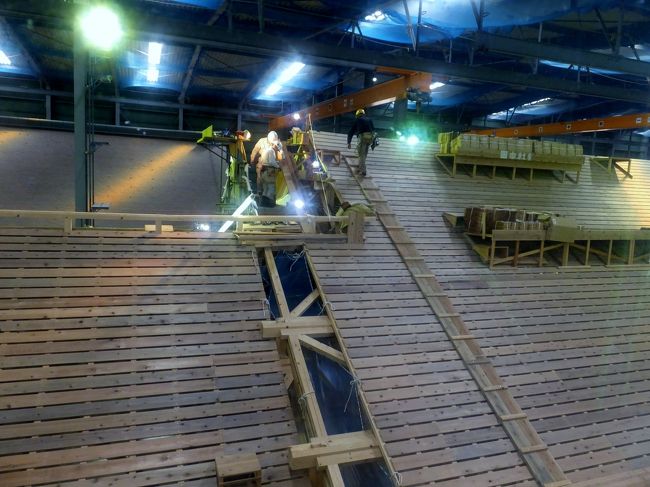 職人さんと比較しても大きな屋根です