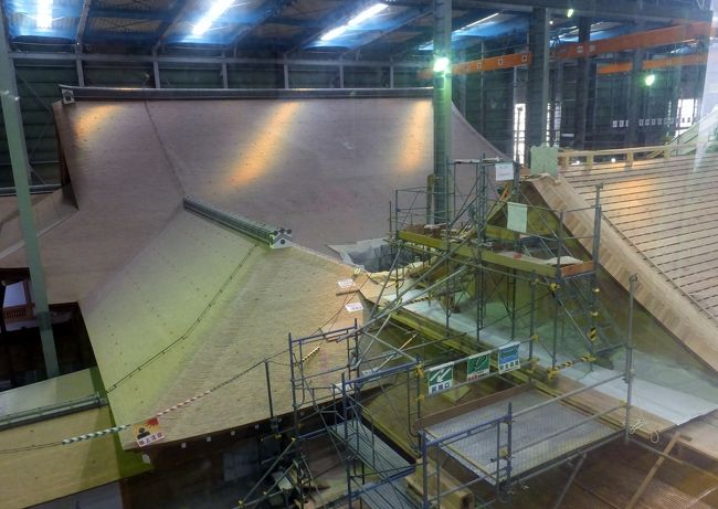 一部分出来上がり屋根の形になっています