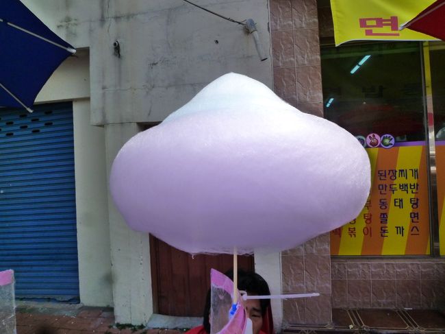 不思議なかたちのわたあめ。cotton-candyね。^_-<br /><br />丁寧に丁寧にまいて作っていました。