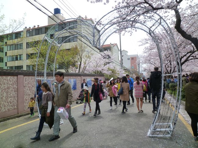 川の横の道にはハートのアーチが続いています。<br /><br />こちらも夜には点灯しますね。