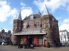 大航海時代の計量所です。
元々は1488年に造られたアムステルダムの城壁で、１階が計量所、２階がギルドとして使われていたとのこと。

現在はイン・デ・ワーグというカフェになっています。
