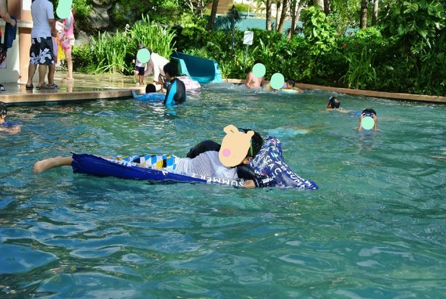 スライダーのあるプールではしゃぐ<br />３COINSで買って持参したスイムボード　乗り辛いのが逆に楽しいｗ浮き輪の空気はビーチタオルレンタルのカウンターにどっしり座ってるｗお兄さんに言うと入れてくれる？シャイボーイな息子くんでも優しくコミュニケーション取ってくれたみたいです。