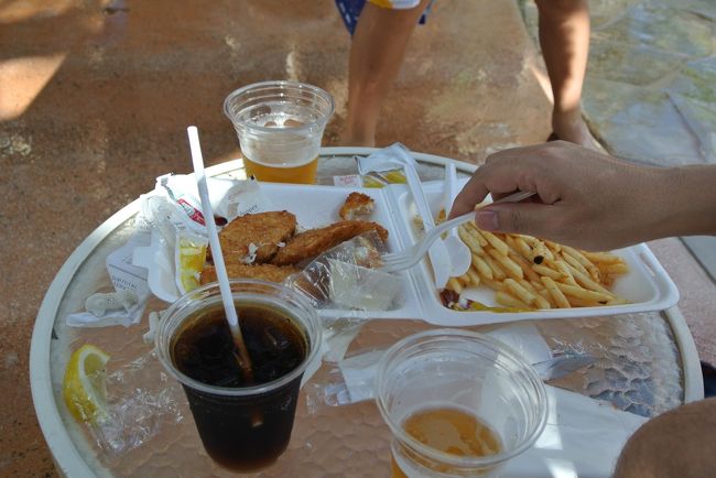 プールバーでビールとコーラ、フィッシュ＆ポテトを買って、プールサイドのベッドでいただきま〜す！なかなかプールから上がってこないから氷溶けちゃったよ〜<br /><br />このあとシュノーケリングにトライするも　遠浅だし生足でナマコが嫌だとかで盛り上がらずｗ