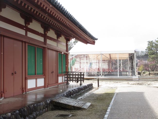 　あちらに修復中の建物がありました。