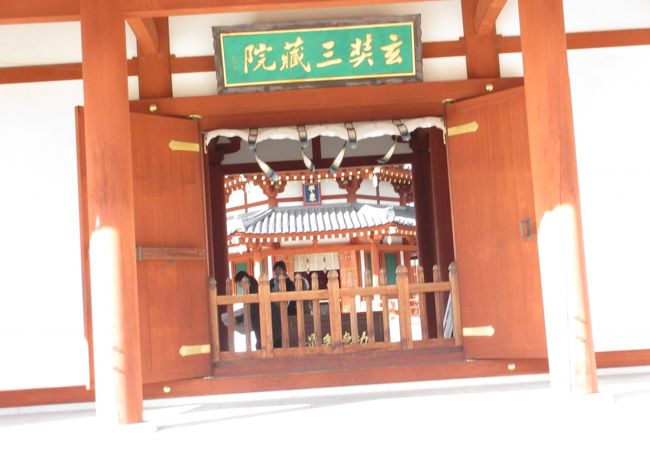 　こちらの門からは中に入りませんので、ちょっと中を見てみましょう。