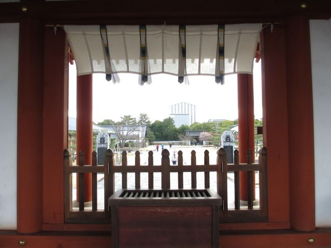 　正面の入り口から東塔の方を見る