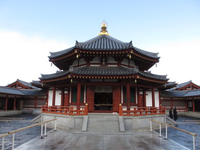 　玄奘塔<br /><br />　法相宗（ほっそうしゅう）の始祖・玄奘三蔵のご頂骨を真身舎利（しんじんしゃり）として奉安し、須弥壇には玄奘三蔵訳経像をお祀りしている。