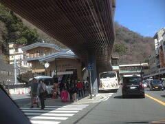 ということで、エクシブに２泊して帰路に着きました。
箱根湯本駅の前を通過します。
なんと帰る日はとてもいいお天気ですが、きょうはまっしぐらに帰宅します。
アッシー君は道路が混むのが嫌なんだそうです＾＾；


箱根宮ノ下に滞在中のことは先にアップした旅行記「早春の箱根宮ノ下散策と強羅公園」
http://4travel.jp/travelogue/10975572
をご覧頂ければ幸いです。


