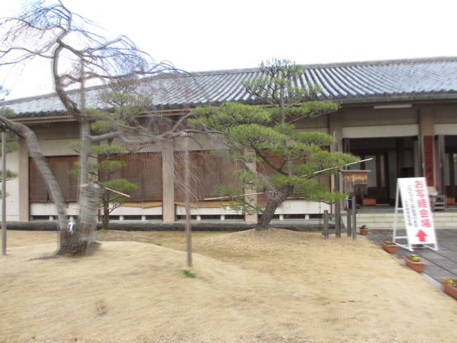 　本坊寺務所にはお写経道場があります。<br /><br />お経は、一文字写経するごとに仏様を１躰刻むのと同じ功徳があると言われています。<br /><br />　般若心経や薬師経を写経出来ます。