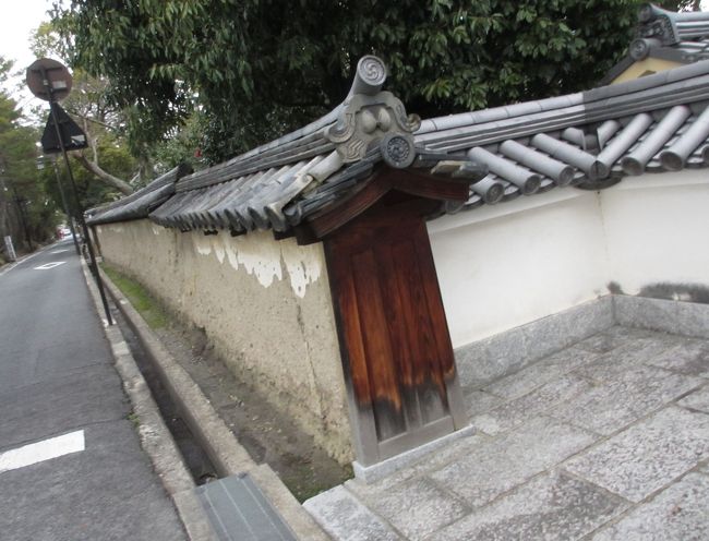 　門のあるところ<br />こちらの道をまっすぐ北に歩けば唐招提寺に行けます。<br /><br />　私はバスでの移動になります。