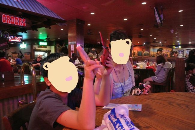 バスを降りＧＰＯの暗ーい駐車場を通って何とか着きました。<br />日本に展開していない、ファミレス的レストランらしい、ローンスタ―ステーキハウス☆<br />ホテルを６時半過ぎに出て、なんだかんだとレストラン到着が８時。<br />３〜４０分待ちでしたぁ<br />ここは待ちテーブル　ＤＳ持参で良かったね！