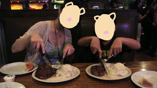 お兄さんがオーダーとってくれて、追加やお会計まで、お兄さんにお願いします。テーブル担当制なのですね。ここは日本語メニューがあってありがたや。<br />サラダ＆ステーキ＆ライス＆パンのセットがわかりやすい(^^)ステーキをフィレとリブで二種類オーダー。うんうん、これこれ、霜降り和牛と違うパンチの効いた旨みと食感〜美味しいね♪<br />帰りはホテルへ送迎サービスがあります！食事中にでも、お兄さんに聞いてみたらＯＫでした！お世話になりました(^o^)