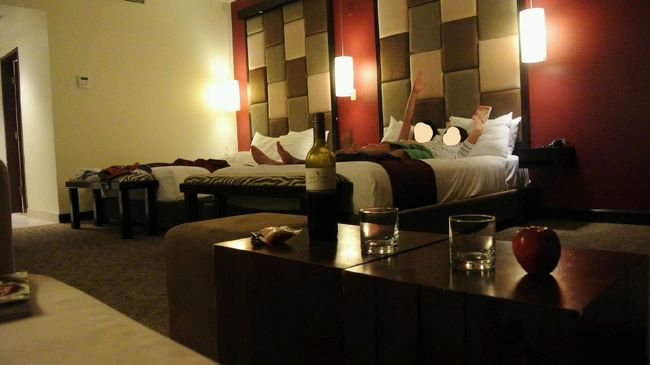 ホテルに戻り、１階のＡＢＣストアで買ったワインで二次会♪<br />ソファー側から見たお部屋　広々〜<br />ラナイから夜のビーチを眺める　２２時過ぎてもビーチ周辺で音楽が流れ楽しそうな声も聞こえる　いいね〜楽しげ〜　私も飲んでるから♪<br />夜休むのが早い方とかは気になるかも