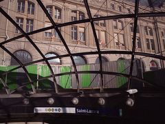 サンラザール国鉄駅前の地下鉄の出口が改装されてガラス張りのドームに。周囲はまだ工事中のところがいっぱい。