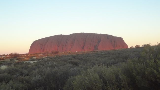 調べて見ると、時期が時期だけに、フリープランのツアーでもかなり高い。<br />ケアンズだけならまだしも、エアーズロックが入ると、料金はかなり跳ね上がる。<br />個人手配にしよう。<br /><br />まずは、航空券   関空ーケアンズ<br />関空からは、ジェットスターだけ。夜出発の便がある。<br />4月9日に、ジェットスター公式サイトから関空ーケアンズの往復航空券を予約した。二人で20万円弱。<br />機内食は、美味しくないという噂があり、頼まず。ブランケット、オーディオも付けなかった。<br /><br /><br />
