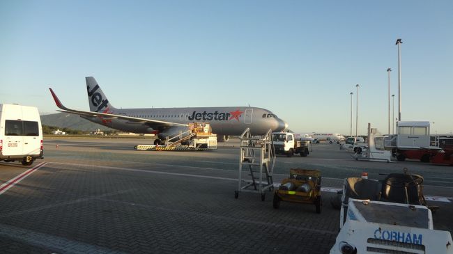 次は、ケアンズーエアーズロックの航空券。<br />JTBオーストラリアで、航空券・宿泊・サンライズ、サンセットツアーがパックになっているツアーが、一人$1300であったので、依頼したが、ホテルが満室で取れずキャンセル。<br />ナビツアーで、航空券が片道$444でとれるとあり、往復依頼したが、復路が$444で取れないと連絡があり、キャンセル。<br />結局は、4月9日にカンタス航空の公式サイトから自分で手配。英語なので不安はあったけど、今は詳しく説明してくれるサイトがあるので、それを見ながら、なんとか予約しました。二人で$1894。 復路便が残り5席でした。