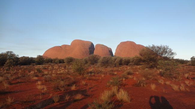 エアーズロックのホテルは、旅行会で観光ツアーとセットになっている物がお徳でした。夫は、ガイドの説明を聞きたいタイプだし、サンライズ、サンセットをみに行くにも、ツアーに入るのが手っ取り早いようなので。<br />ナビツアーさんにデザートガーデンホテル2泊、ウルル・カタジュタ日本語ツアーのセットを依頼。二人で$1334でした。<br />アウトバックパイオニアのホテルは、4月4日の時点ですでに満室でした。残念！<br />日本語ツアーではなく、英語ツアーだったら、二人で$600位安くすみます。<br />これは大きい。<br />でも、私は英語で説明されてもわからないし…（≧∇≦）