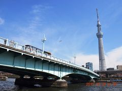 13番目は言問橋、関東大震災後の復興事業の一環で架けられたもので、昭和3年竣工。
観光華やかな言問橋の上には東京大空襲の時、焼死体が踏み場がないぐらいに横たわっていたそうで、橋の周辺にはそれらの慰霊碑が点在しています。
そういった悲しい歴史のある橋です。