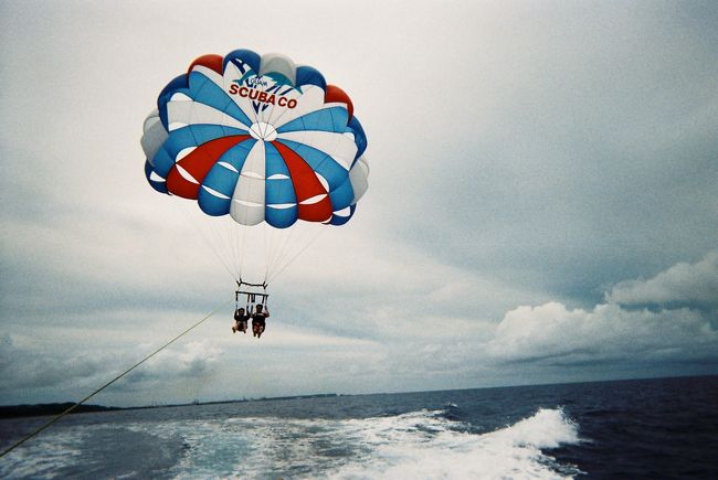 ２日めはパラセイング♪<br />事前にVELTRAというサイトで予約しました<br />三組のグループが参加　二人一組でパラシュートに乗ります<br />浮上する前に、水面にザブン！ザブン！なんてイタズラ？サービス？されている組を見て笑いが起こったりｗ<br />一組１０分以上はかけてくれましたので、ゆっくり楽しめました！<br />高所苦手な私は怖かったけどｗ貴重な体験でした〜<br />この後みんなでバナナボートもさせてくれて、なかなかお得なツアーでした！<br />１３時〜所要時間３時間のお手軽ツアー