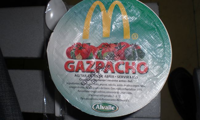 翌日。朝からいきなり電車移動。朝食は食べているので駅ナカのマックで、ガスパチョのみ購入。私は野菜ジュースやトマトジュースといった類は基本的には嫌いだ。美味しいと思えない。ただ、スペイン限定販売となれば、話は別。試したくなってしまった。<br />それがこれなのだが、そんな私でも飲めたのだ。確かに所詮マック。本格的ではないのかもしれないが、私には充分だった。